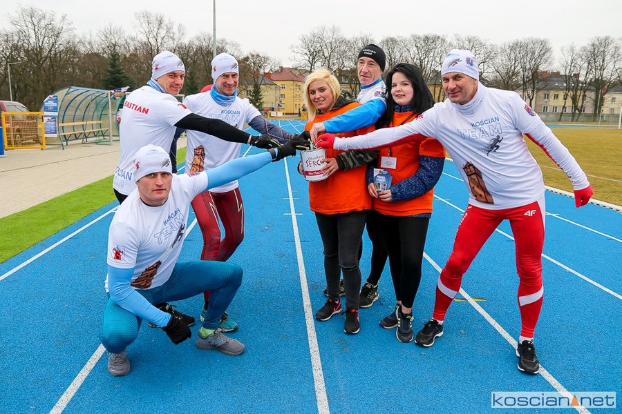 Pierwsze datki do puszek wrzucili uczestnicy sztafety. Wolontariusze czekają na ofiarodawców do wieczora.