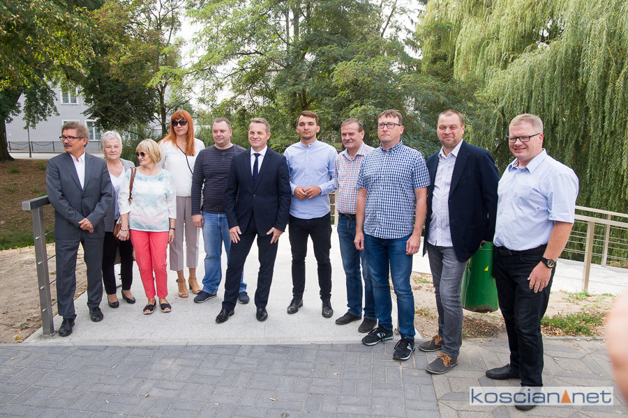 Sławomirowi Kaczmarkowi towarzyszyło kilkoro kandydatów Koalicji na radnych 