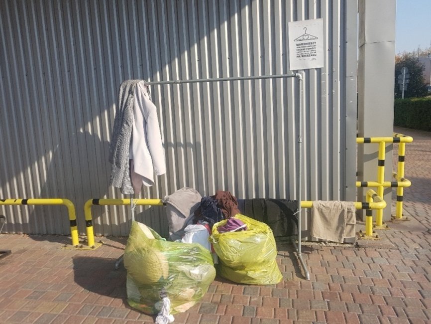 Jak widać na zdjęciu nie każdy rozumie ideę akcji. Prosimy o nie pozostawianie rzeczy w workach i wywieszanie wyłącznie rzeczy zimowych. 