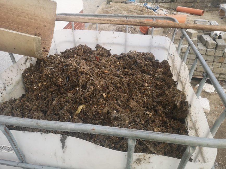 Te odpady wrzucono do toalet. Oddzielono je mechanicznie ze ścieków w oczyszczalni ścieków. W większości to nawilżane chusteczki i patyczki do uszu. 