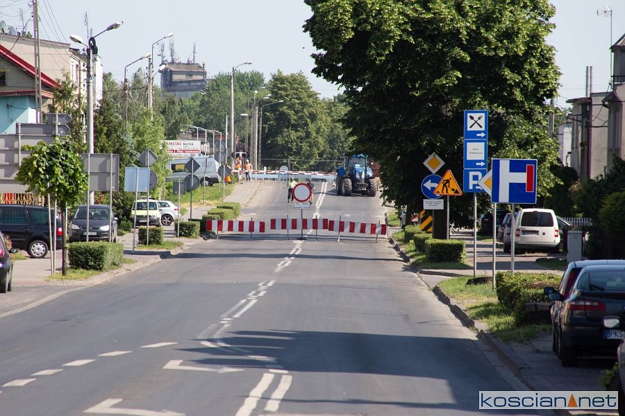 Jadąc od świateł można skręcić w lewo w ul. Narutowicza, lub  skręcić w prawo na targowisko (ulica bez przejazdu)