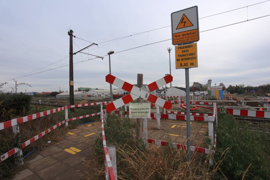 Przejście przez tory na budowie wiaduktu przy ul. Gostyńskiej