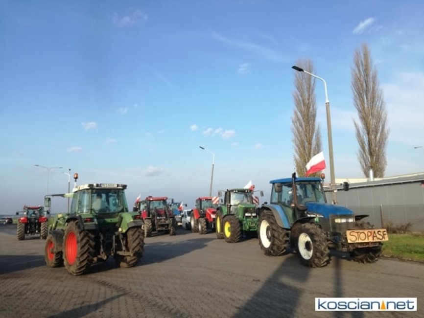 Rolnicy na parkingu stacji Total przy obwodnicy Kościana