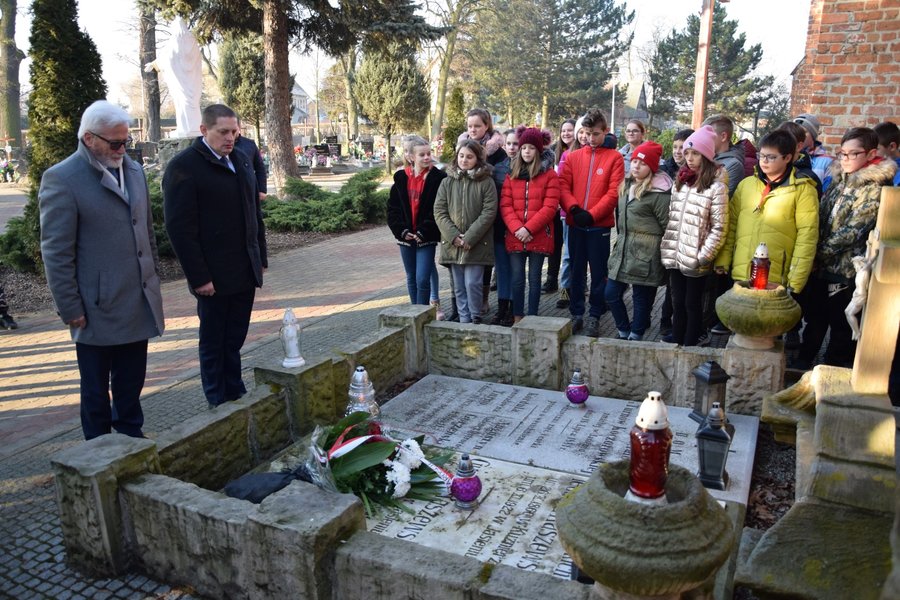 Przy grobie Gustawa Raszewskiego