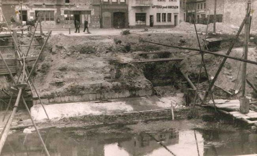 Most na ul. Piłsudskiego w Kościanie wysadzony przez Niemców - 1945