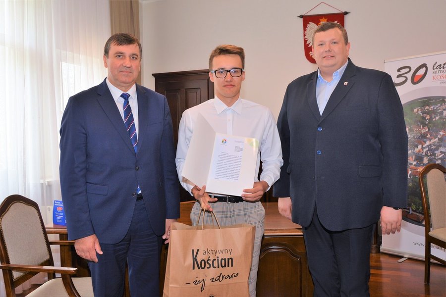 Burmistrz Piotr Ruszkiewicz oraz Przewodniczący Rady Miejskiej Kościana Dawid Olejniczak pogratulowali Dawidowi Sołtysiakowi nominacji do Nagrody im. Macieja Frankiewicza. 