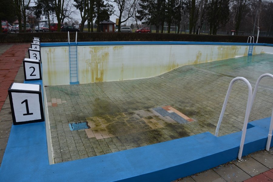 W ostatnich latach pojawiły się problemy z nieszczelnością niecki.