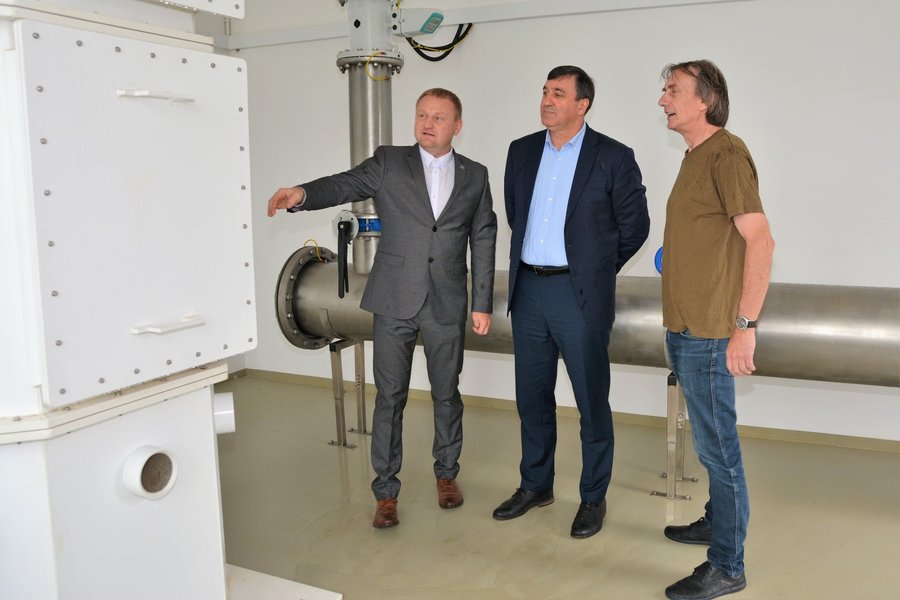 Efekty prac przedstawił w poniedziałek burmistrzowi Piotrowi Ruszkiewiczowi prezes Wodociągów Dawid Borkowski 