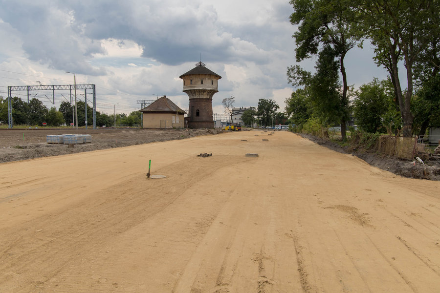 Teren pod parking samochodowy i rowerowy został wyrównany i czeka na rozpoczęcie prac.