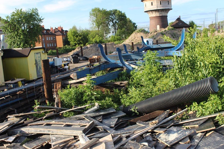 Niemal przez dwa lata stalowa konstrukcja wiaty leżała na placu budowy