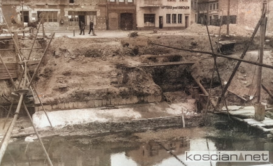 Kościan, luty 1945 roku. Widok na most na dzisiejszej ulicy Piłsudskiego, wysadzony 27 stycznia 1945 roku przez wycofujących się Niemców. Fotografie ze zbiorów Jerzego Zielonki.