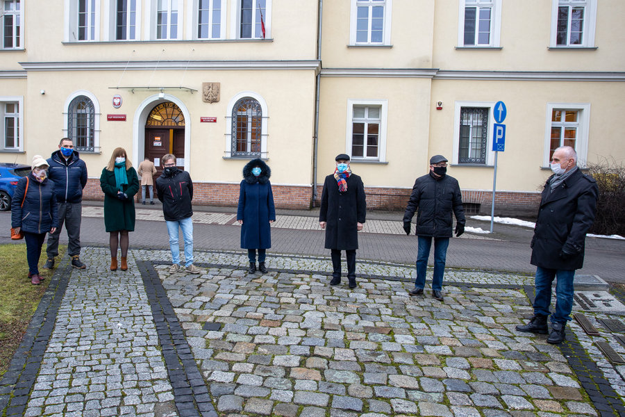 Przed sądem w ciszy stanęło troje sędziów i pięcioro mieszkańców