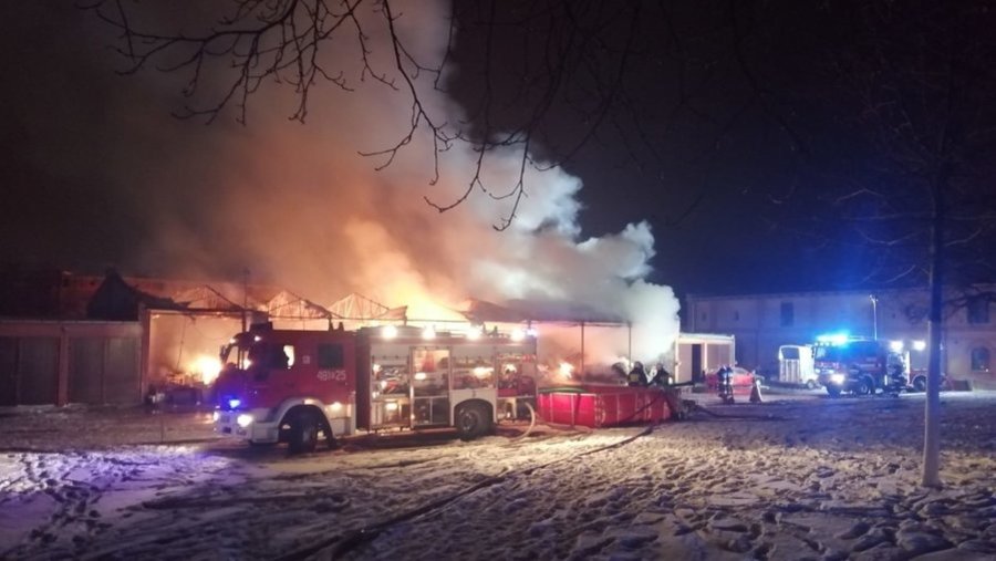 Spłonęła drewniana wiata i 160 balotów słomy i siana.