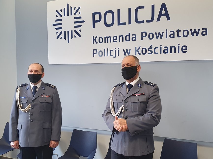 Podczas uroczystej zbiórki Komendant Powiatowy Policji podziękował swojemu zastępcy za lata służby  na rzecz mieszkańców powiatu kościańskiego.