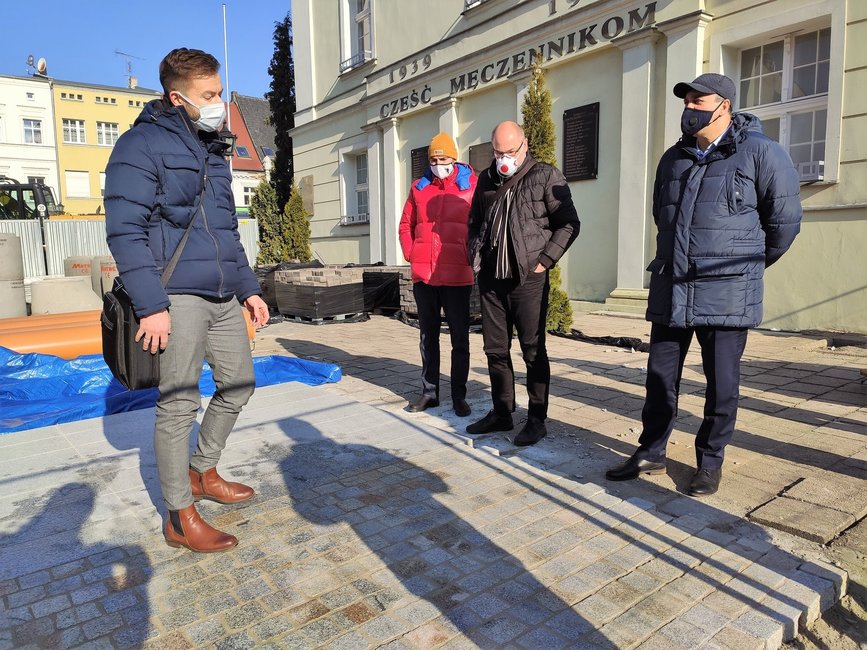 Wykonawca zaprezentował płyty i kostki granitowe, jakie zostaną ułożone na Rynku i ulicy Wrocławskiej.
