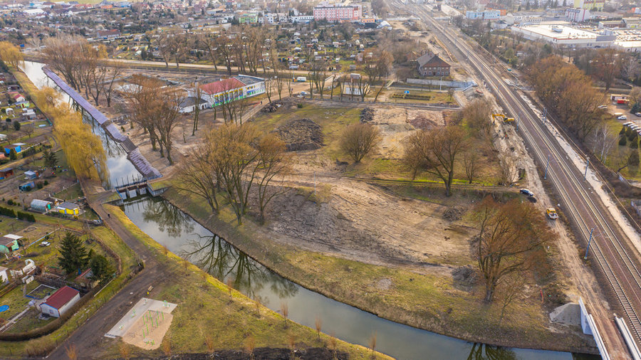 Prace rewitalizacyjne trwają na terenie od cypla do torów kolejowych. Fot. Piotr Nędzewicz