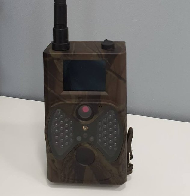 Fotopułapki to małe urządzenia. Trudno je zauważyć i łatwo zmieniać ich lokalizację. Osoby podrzucające śmieci nie mogą czuć się bezkarnie.