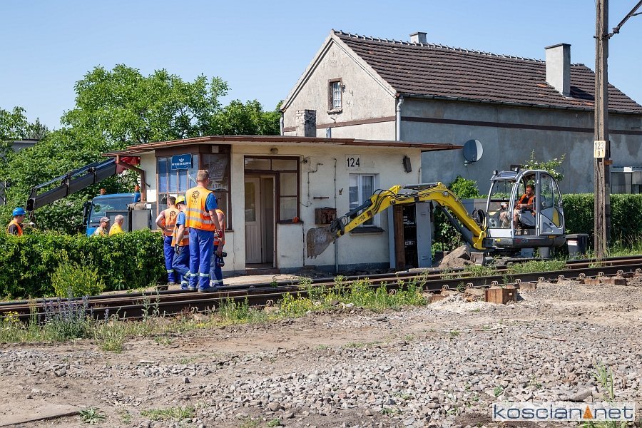 Remont rozpoczęto od zburzenia budki dróżnika aby poprowadzić tamtędy ruch pieszych.