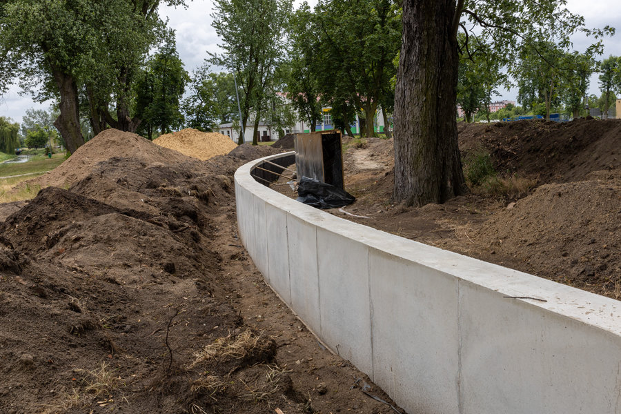 Wokół „Ferfety” powstał betonowy murek, który po wykończeniu go drewnianymi siedziskami stanie się długą ławką.