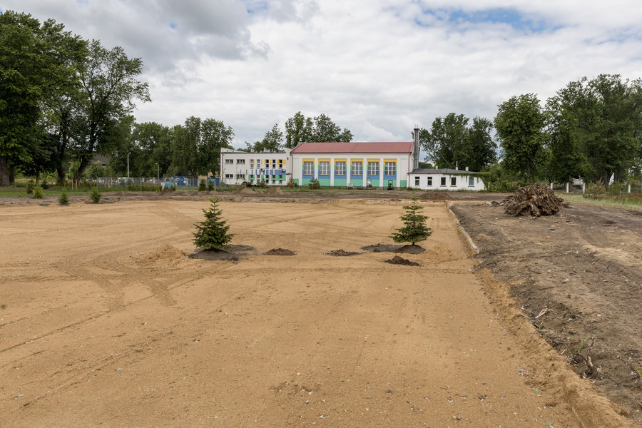 Pozostałości basenu zasypano piaskiem, na który zostanie nawieziona żyzna ziemia pod nasadzenia.
