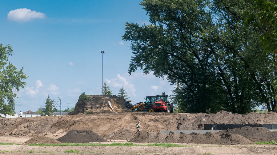 Można odnieść wrażenie, że góra zniknęła. Po zakończeniu prac będzie wyższa od poprzedniej
