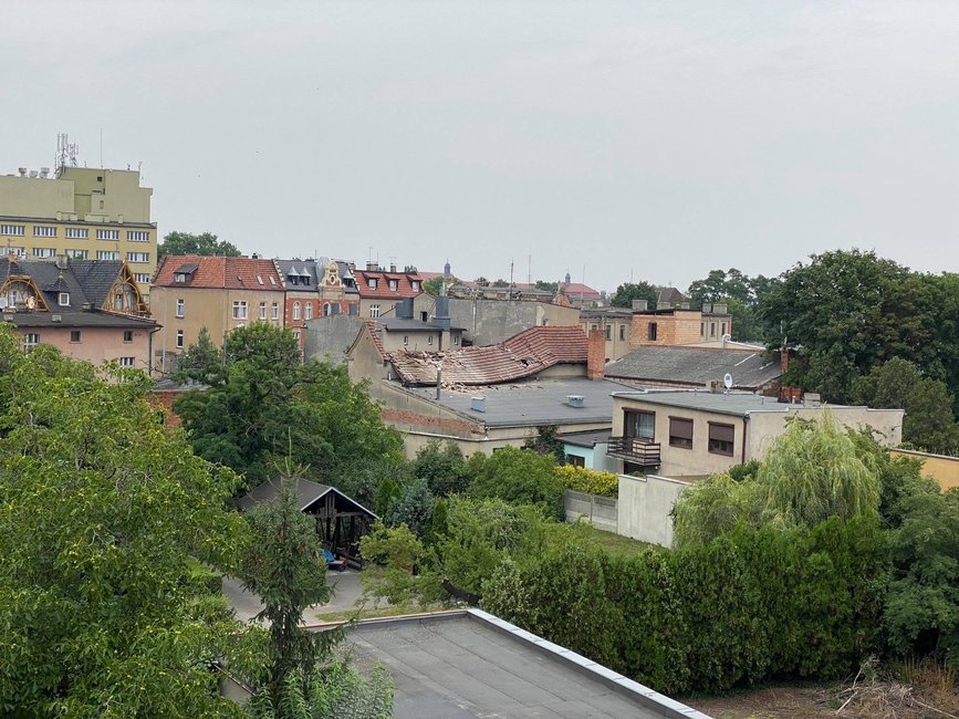 Tak wyglądał dach dyskoteki w niedzielę rano. Zdjęcia z nocy poniżej