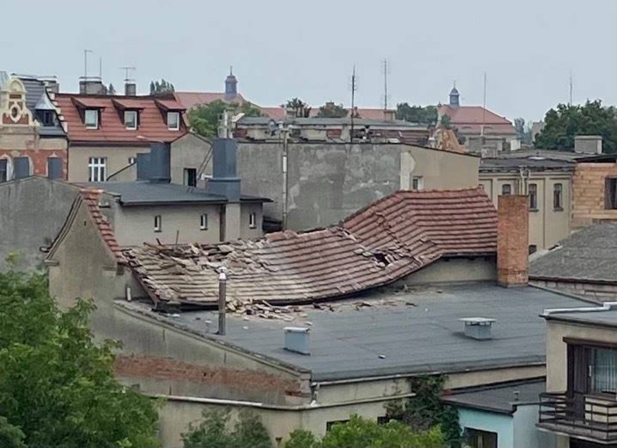 Tak wyglądał dach dyskoteki w niedzielę rano. Zdjęcia z nocy poniżej
