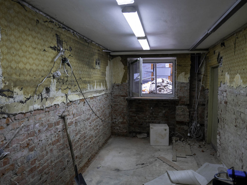 Skuty tynk odsłonił skalę zawilgocenia, której się nie spodziewano.