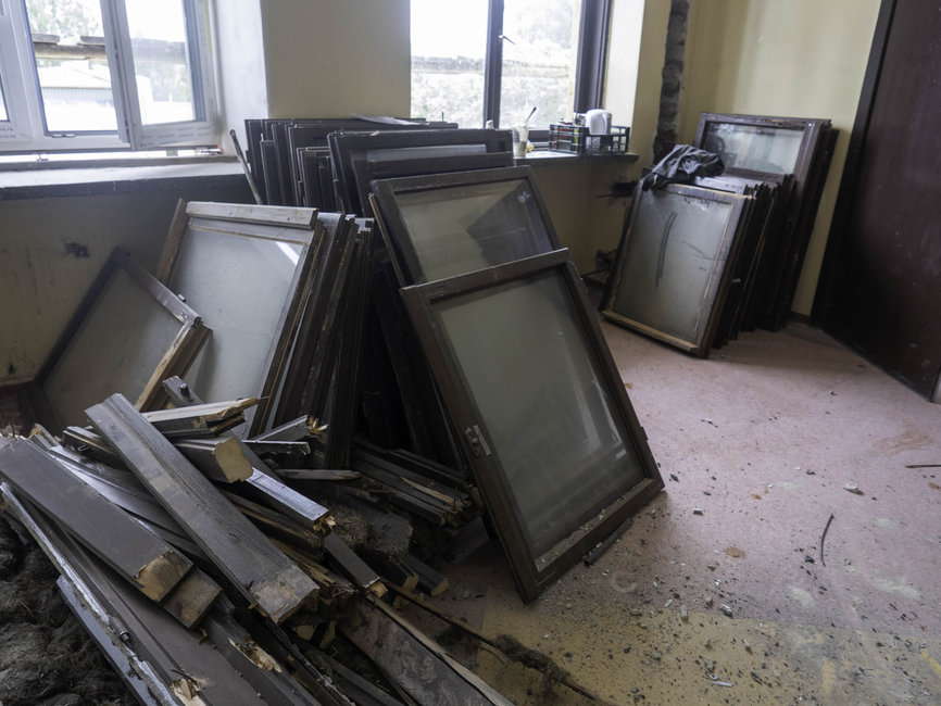 W budynku wymieniono dwieście okien.