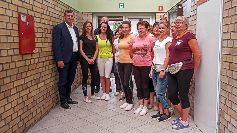 Pamiątkowe zdjęcie dyrektora i burmistrza z paniami, które przeniosły ze szkoły na halę sportową meble, pomoce naukowe i książki. Przed nimi przeniesienie wszystkiego z powrotem. 