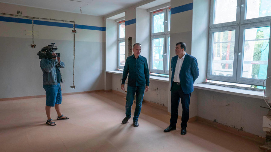 O przebiegu termomodernizacji i organizacji nowego roku szkolnego poinformowali burmistrz i dyrektor szkoły.