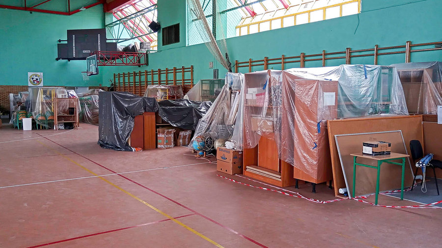 Wyposażenia klas składowane są w hali sportowej 