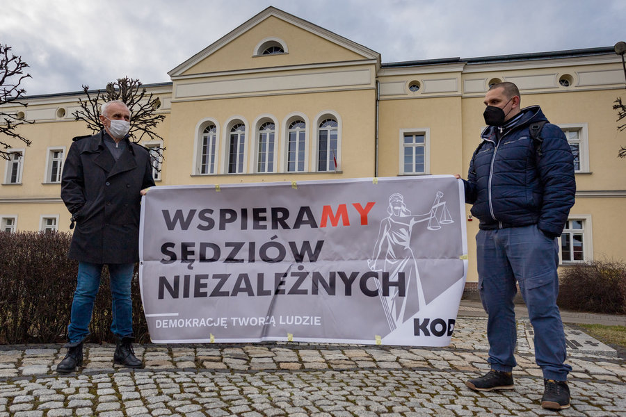 Kolejna manifestacja KOD-u przed sądem odbędzie się 18 listopada. Fot. koscian.net 