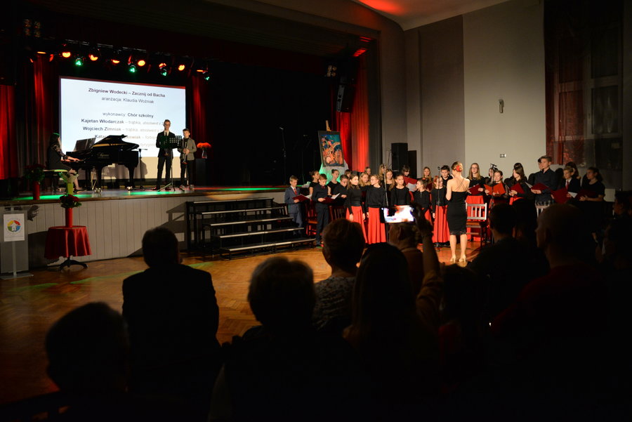 Na scenie wystąpili uczniowie, absolwenci i nauczyciele ,,muzycznej’’.