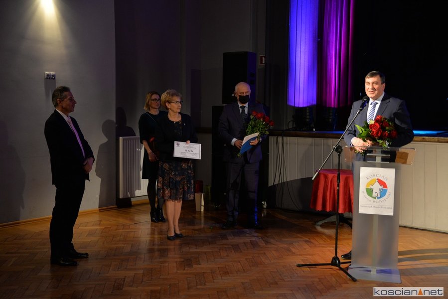 Dyrektor szkoły odebrał gratulacje od samorządowców z powiatu, miasta i gminy.