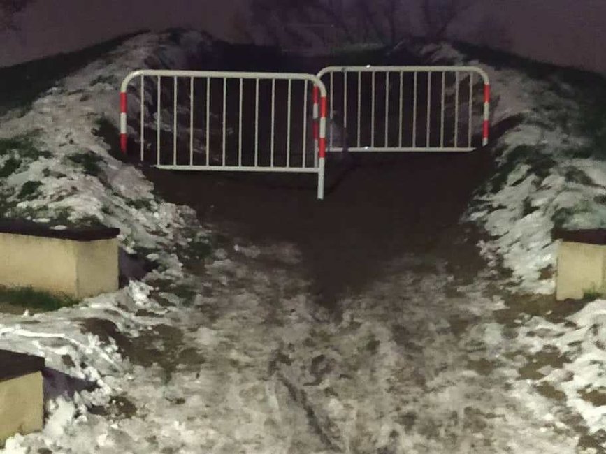 Na trasie dawnego zjazdu ustawiono barierki. Tą stroną wchodzi się na górę.