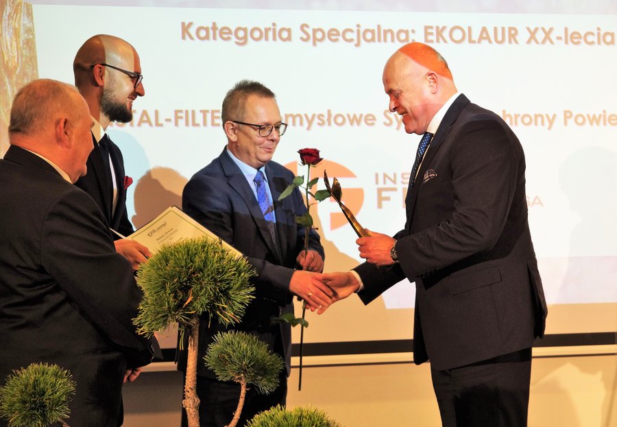 Statuetkę i dyplom EKOLAUR XX-lecia odebrał Mirosław Litke. 