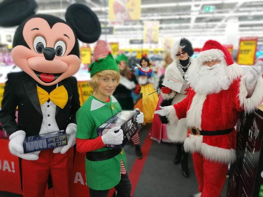 Na zakupy wyruszył Święty Mikołaj w asyście bajkowych postaci.