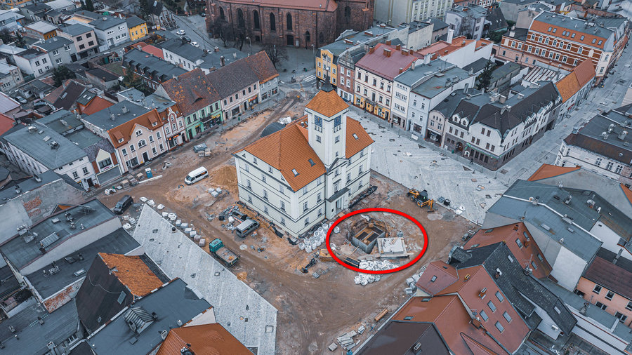 W minionym tygodniu trwały prace przy zbrojeniu fontanny. 