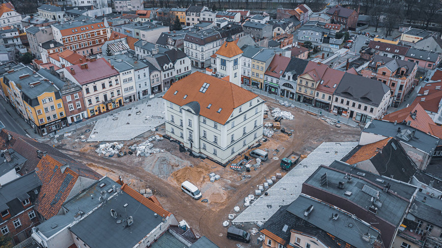 Nawierzchnia jest częściowo ułożona na pierzejach południowej i północnej.