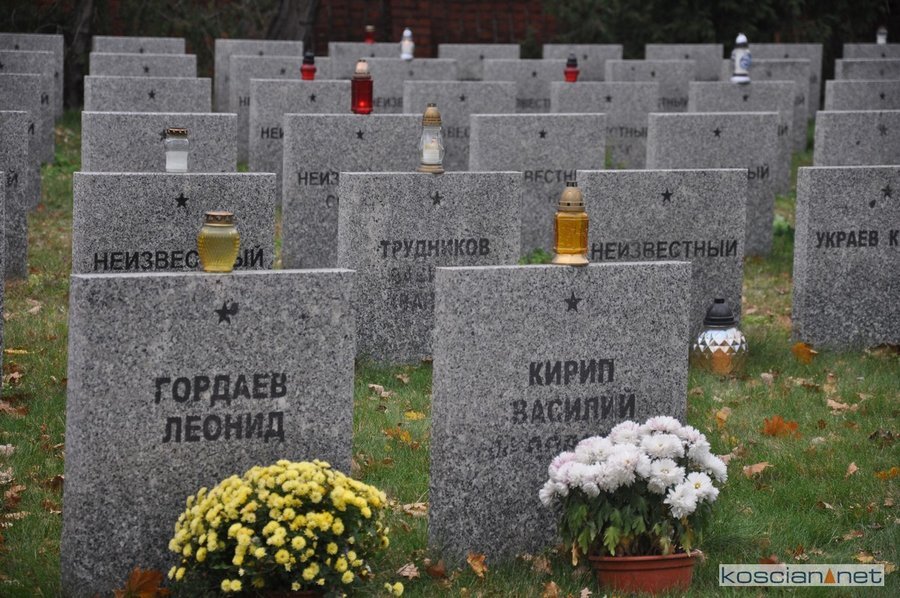 Co roku we Wszystkich Świętych na grobach poległych i przed obeliskiem mieszkańcy Kościana zapalają znicze.