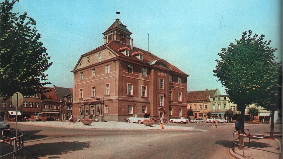 Do roku 1993 syrena alarmowa zamontowała była na wieży ratusza.  Fotografia z lat 1970-1975 / fotopolska.eu