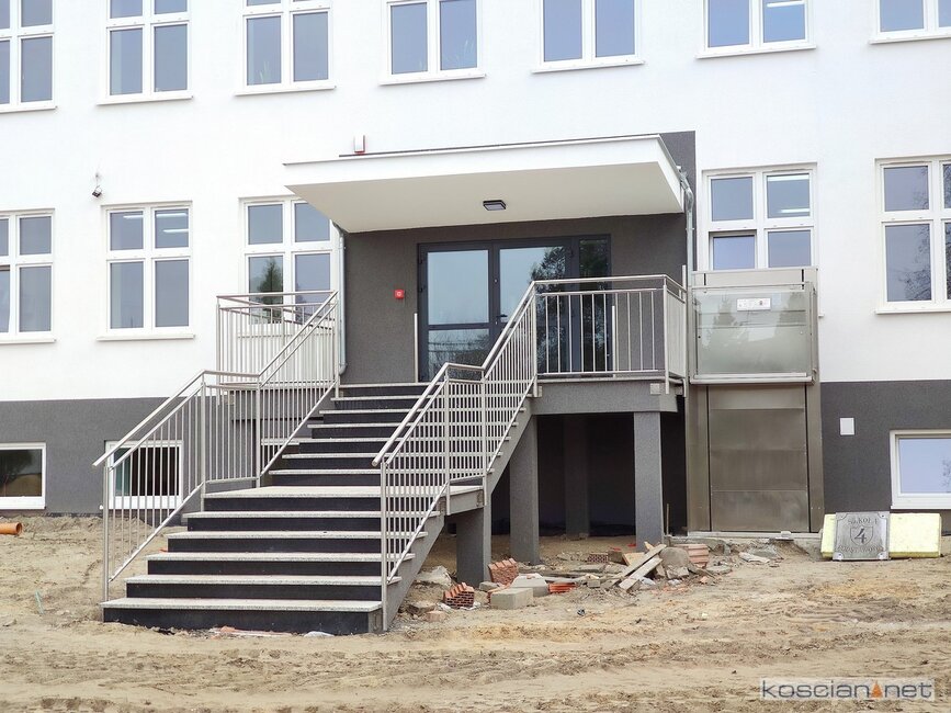 Główne wejście do szkoły z podnośnikiem dla niepełnosprawnych ruchowo 