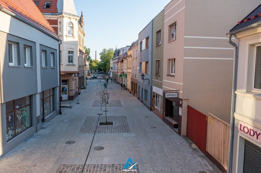 Na Rynku i deptaku zamontowane zostaną ławki, stojaki na rowery, kosze, lampy. 