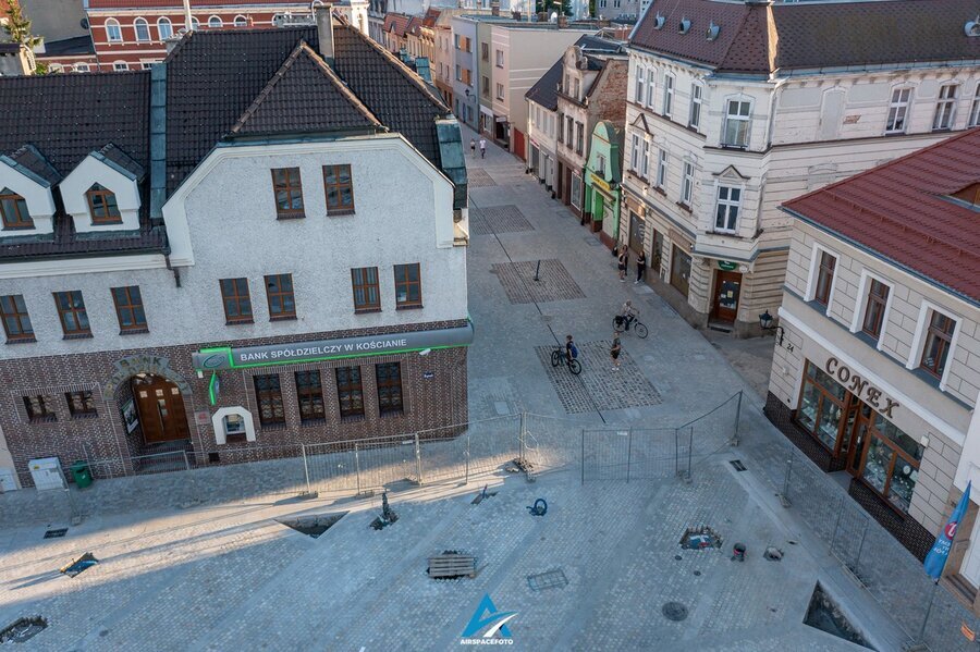  Ponadto na Rynku zamontowany zostanie sprzęt nagłaśniający i posadzonych zostanie 16 drzew i koszczka. 