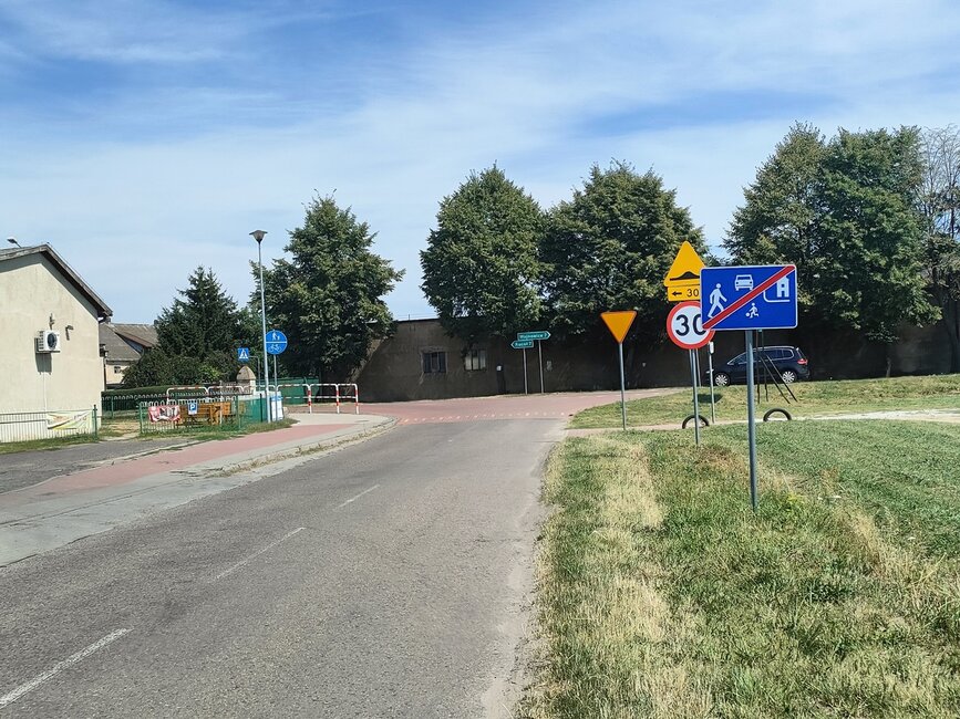 Znak informujący o końcu strefy zamieszkania