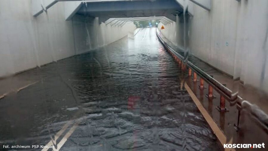 Kościan, ul. Gostyńska. Niedziala rano. 