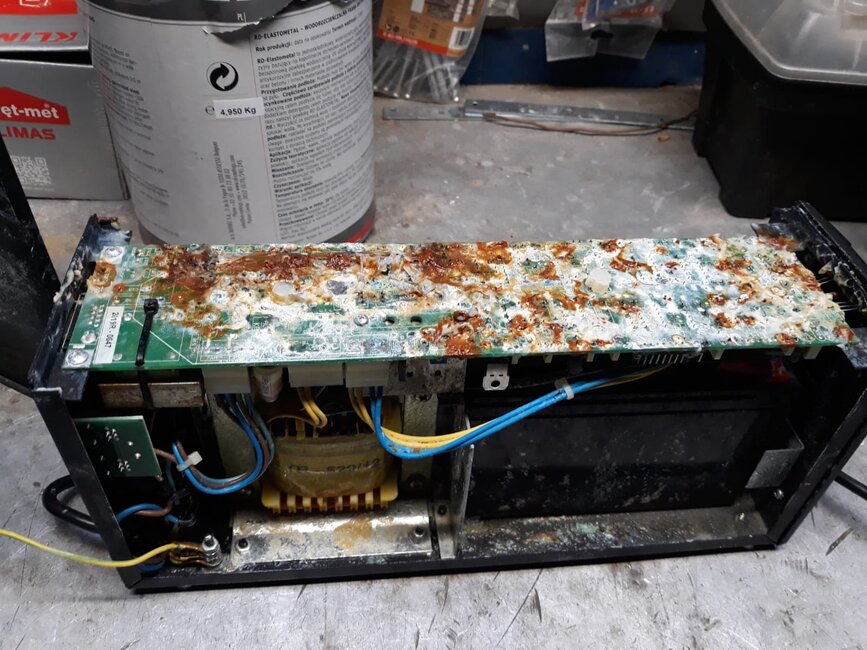 Zalane urządzenie w pomieszczeniu pod fontanną