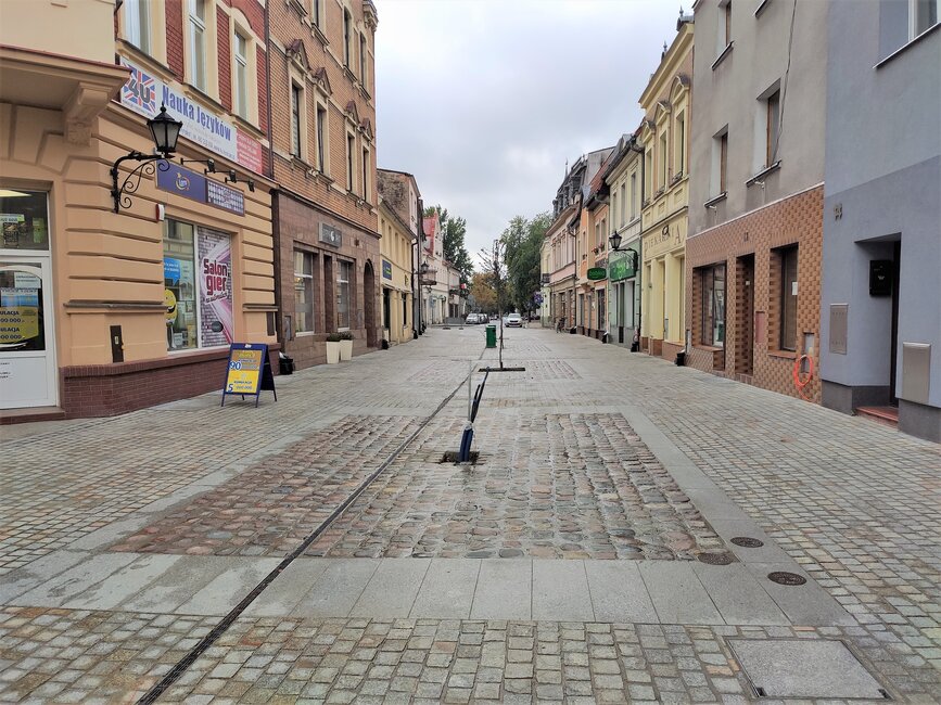 Na deptaku brakuje lamp i ławek.