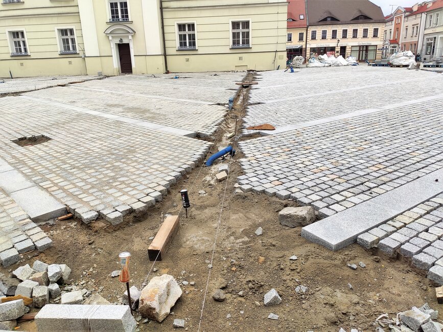 Na Rynku należy dokończyć układanie nawierzchni, budowę fontanny i oświetlenia, posadzić drzewa i koszczkę, ustawić ławki. 